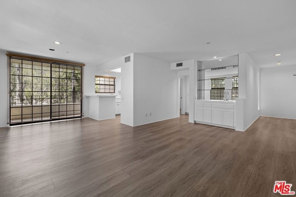 555 S Barrington Avenue - Photo 7