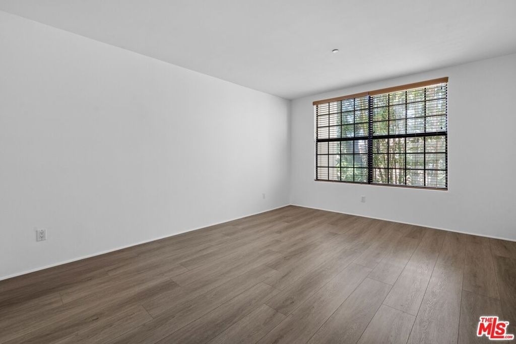 555 S Barrington Avenue - Photo 8