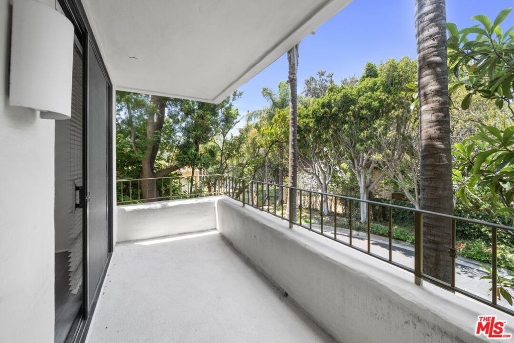555 S Barrington Avenue - Photo 19