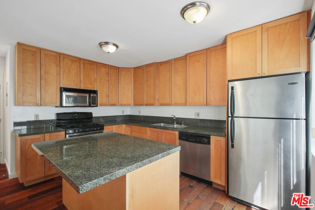 937 Wilcox Avenue - Photo 2