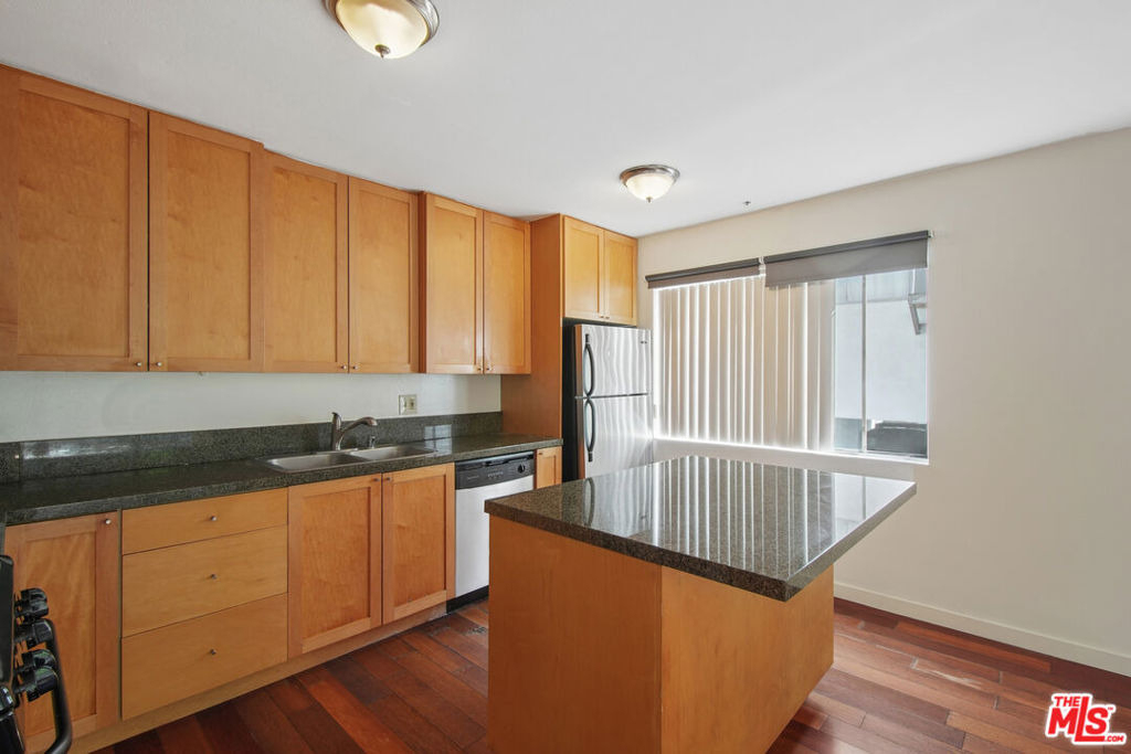 937 Wilcox Avenue - Photo 4