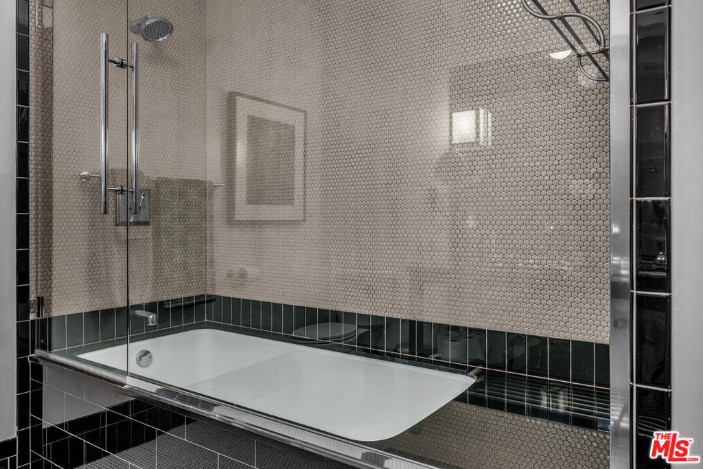 1645 Vine Street - Photo 17