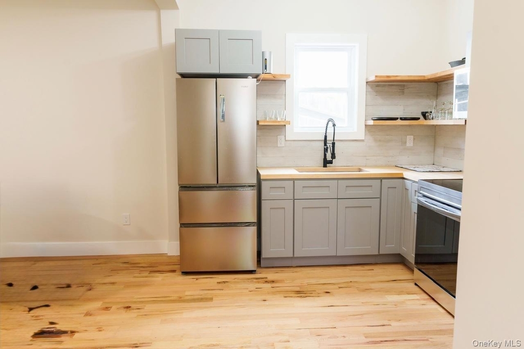 328 Columbia Street - Photo 2