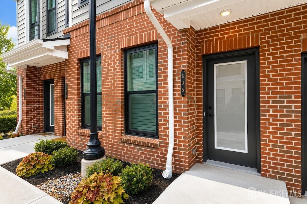 605 Parker Boulevard - Photo 2