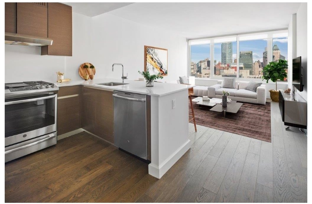 315 W 33rd Street - Photo 1