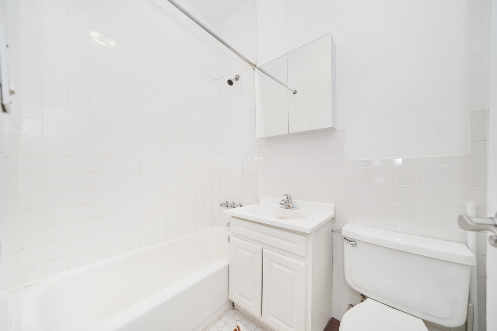 331 W 43rd Street - Photo 3