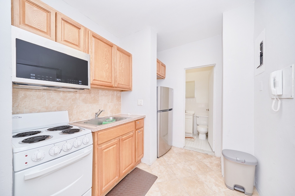 331 W 43rd Street - Photo 4