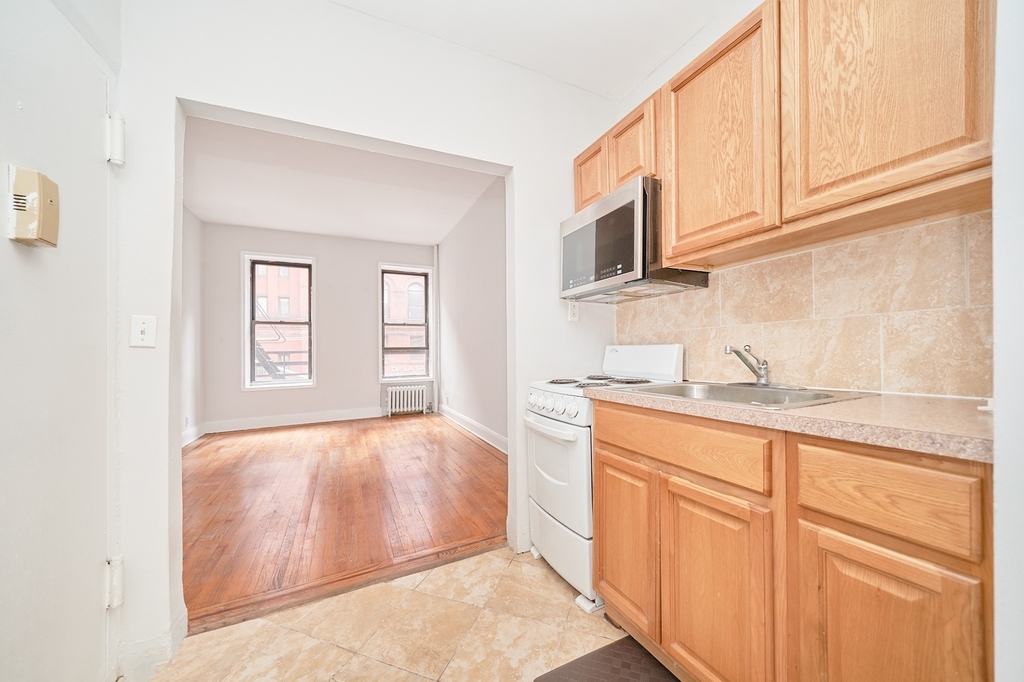 331 W 43rd Street - Photo 5