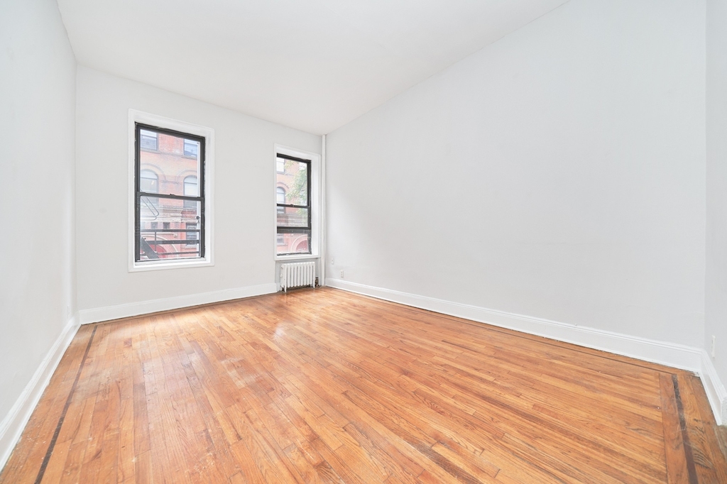 331 W 43rd Street - Photo 2