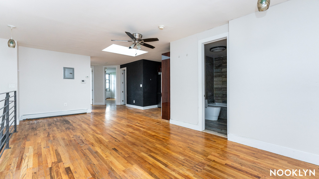 1044 Putnam Ave - Photo 3