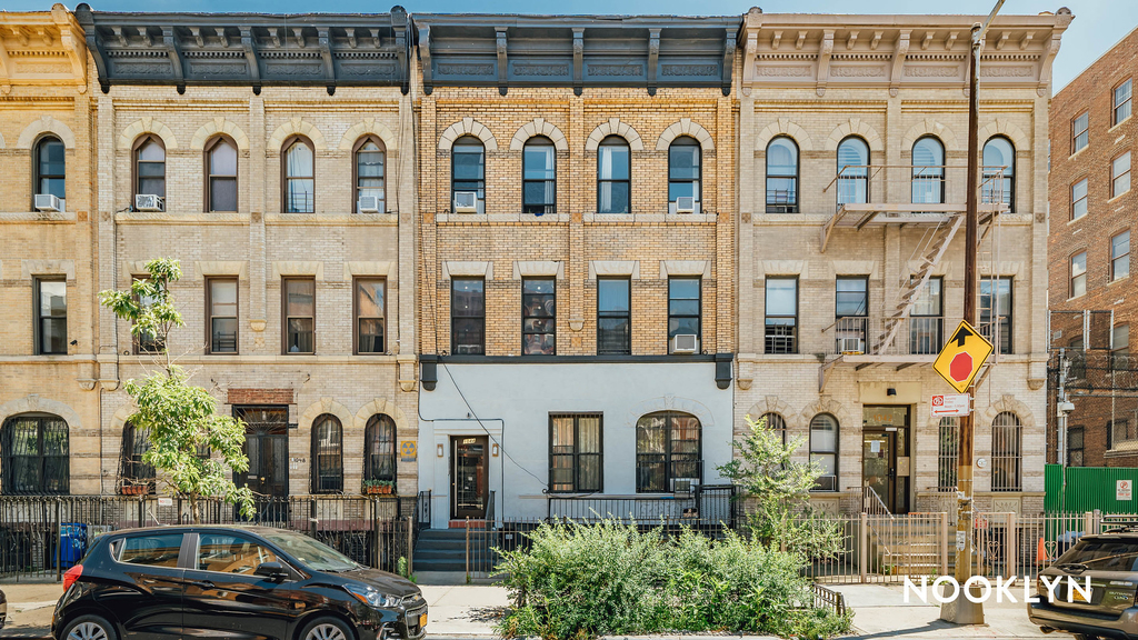 1044 Putnam Ave - Photo 1