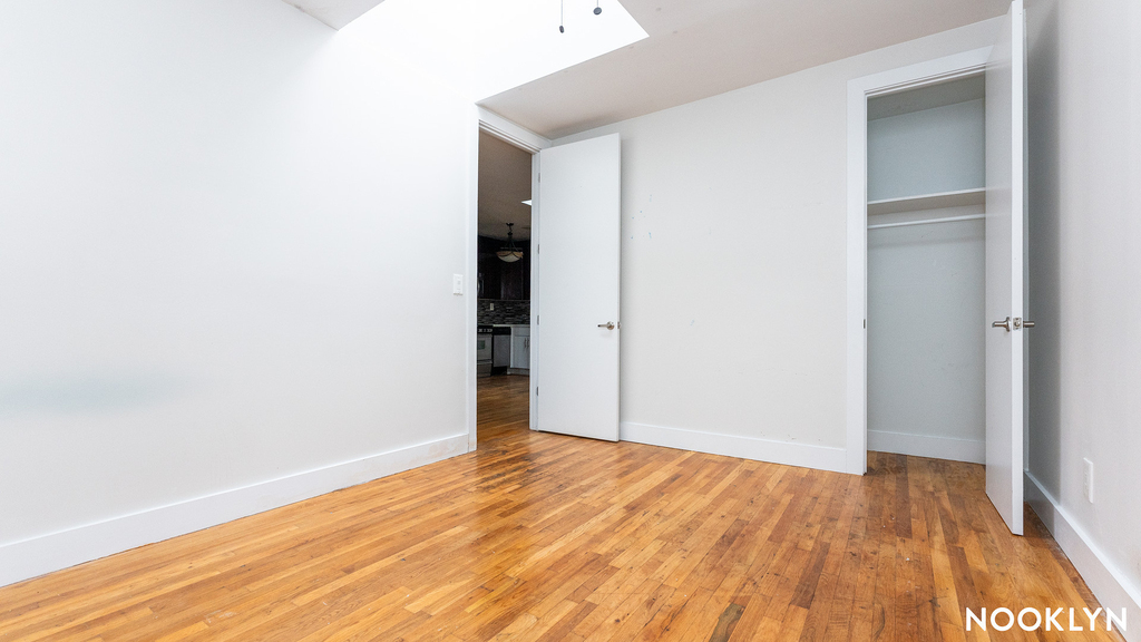 1044 Putnam Ave - Photo 15