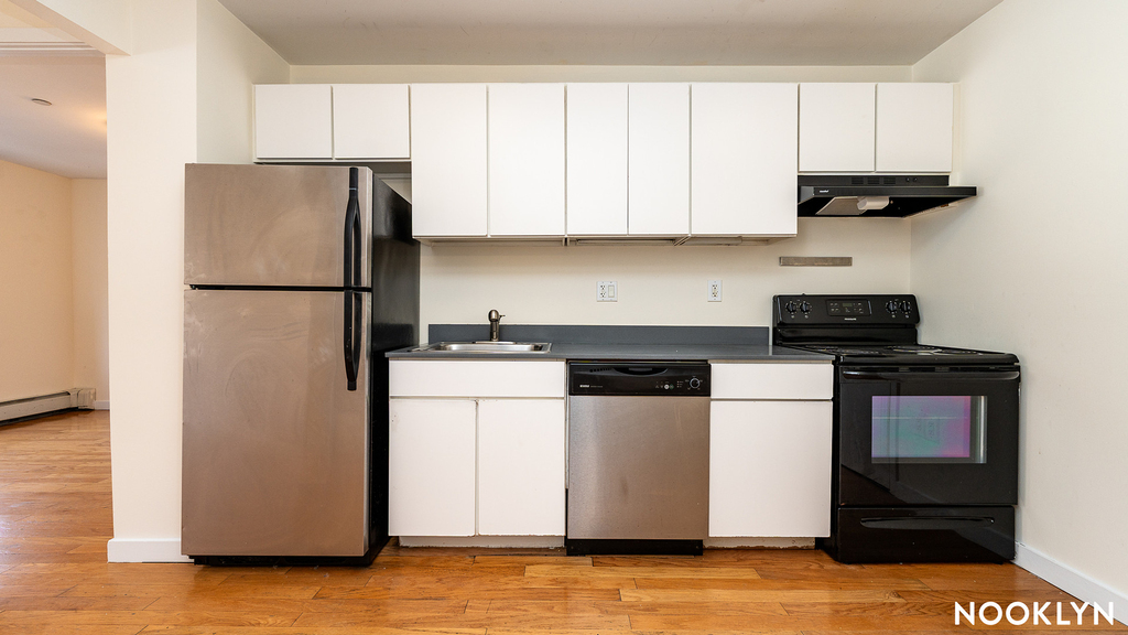 924 Metropolitan Ave - Photo 3
