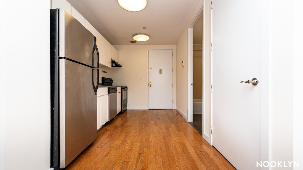 924 Metropolitan Ave - Photo 2
