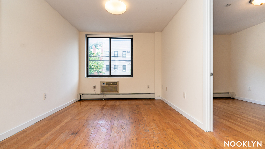 924 Metropolitan Ave - Photo 4