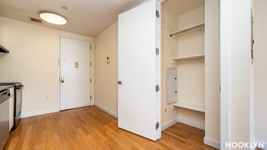 924 Metropolitan Ave - Photo 5