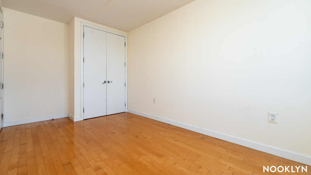 924 Metropolitan Ave - Photo 9