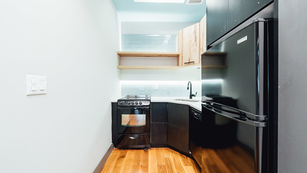 675 Grand St - Photo 18
