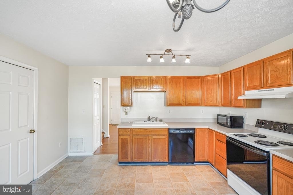 10502 Guilderland Court - Photo 8