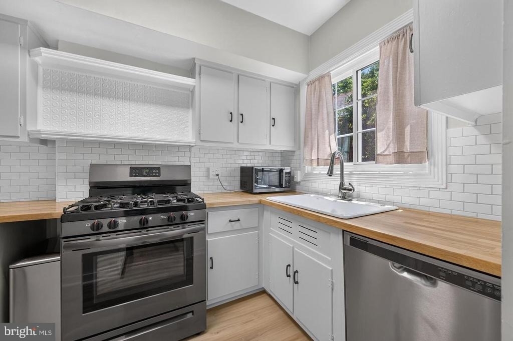 1557 Mount Eagle Place - Photo 2