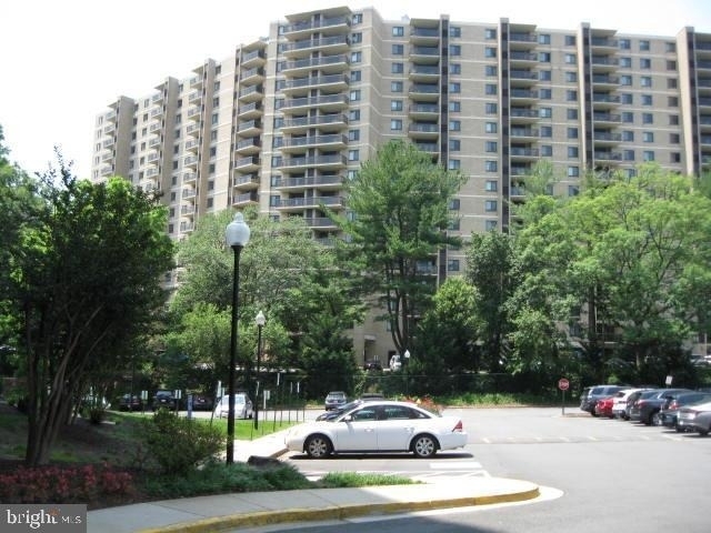 309 Yoakum Parkway - Photo 0