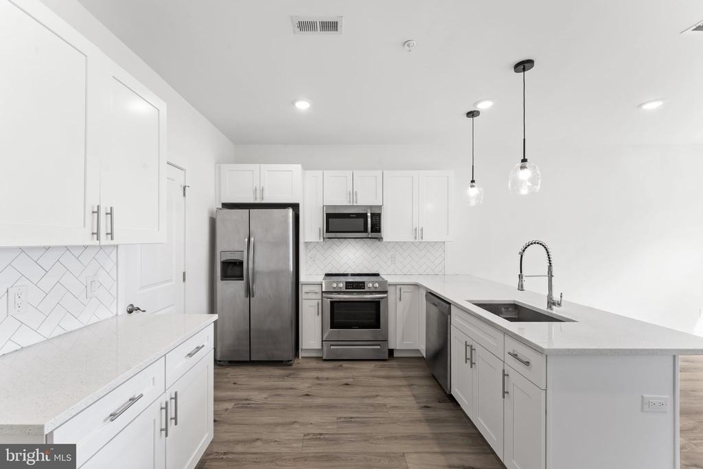 2429 W Thompson Street - Photo 1