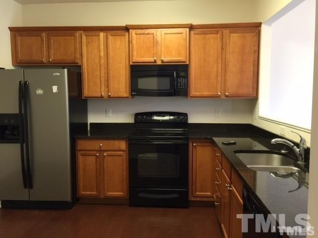 300 Dyersville Drive - Photo 2