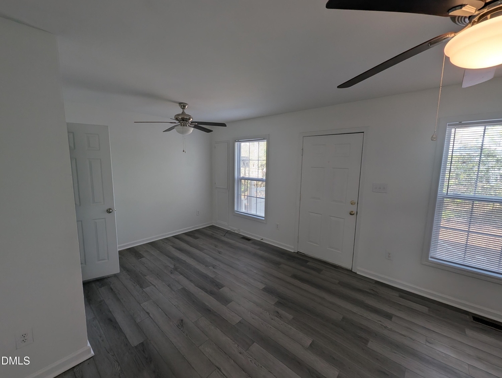 1005 Shades Place - Photo 11