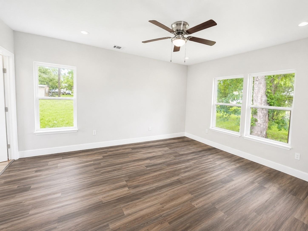 904 Austin St E - Photo 5