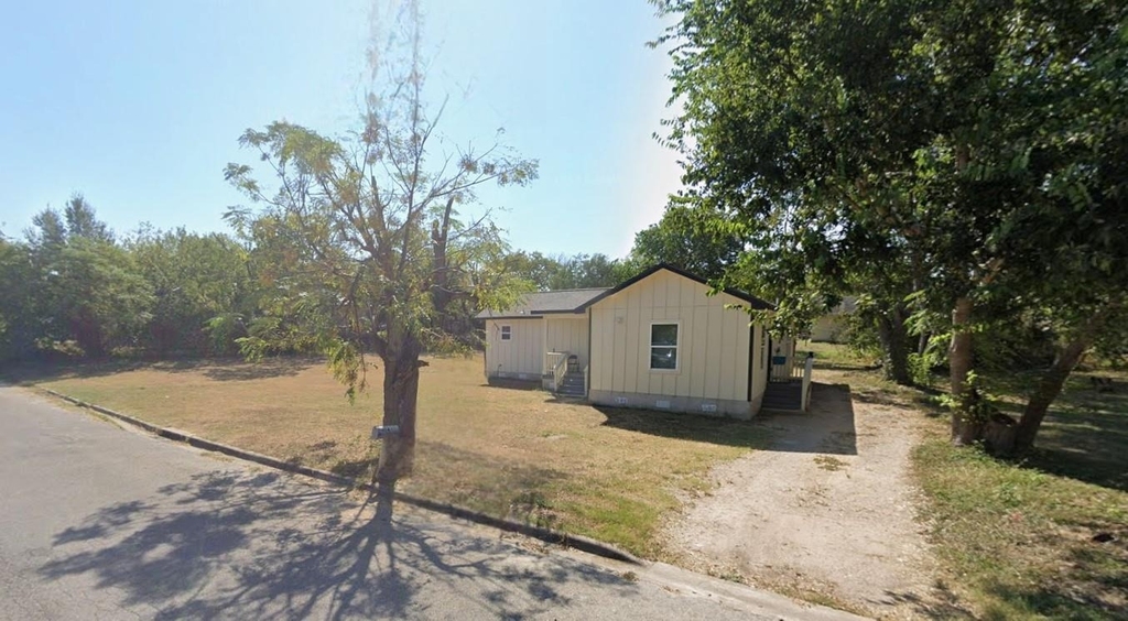 904 Austin St E - Photo 0