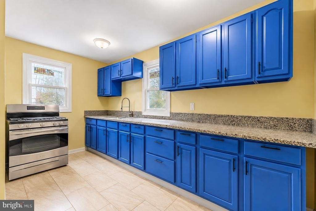 565 Lamberton Street - Photo 3