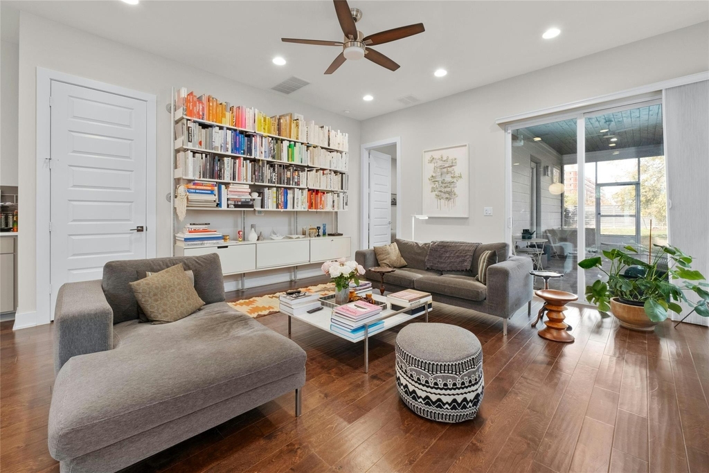 1100 Saucedo St - Photo 2