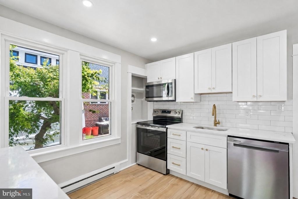 102 E Park Avenue - Photo 0