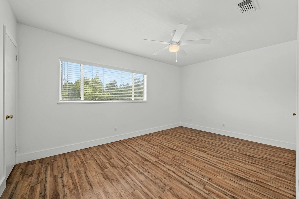 2401 Winsted Ln - Photo 13