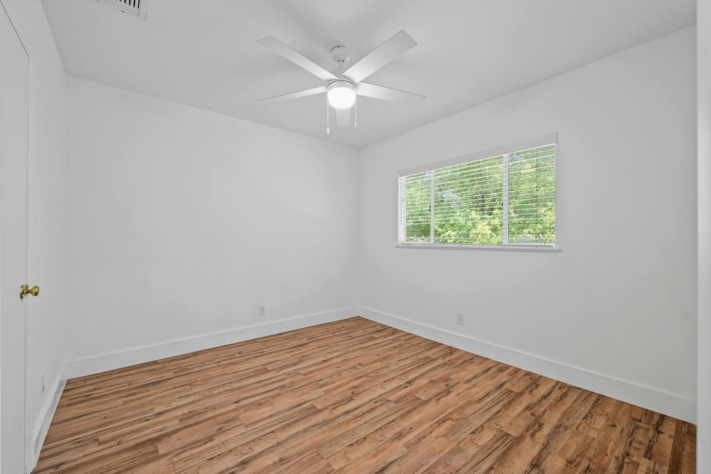 2401 Winsted Ln - Photo 17