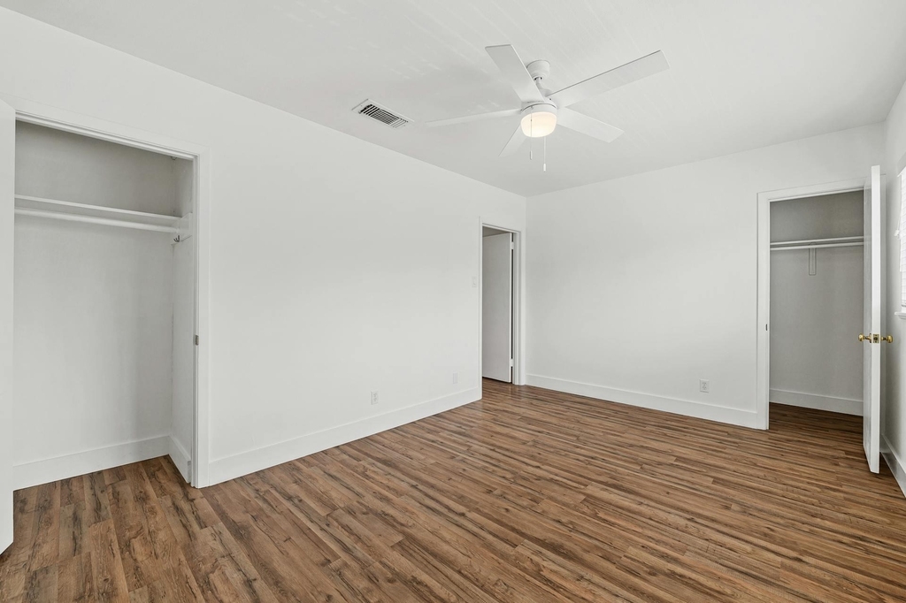 2401 Winsted Ln - Photo 14