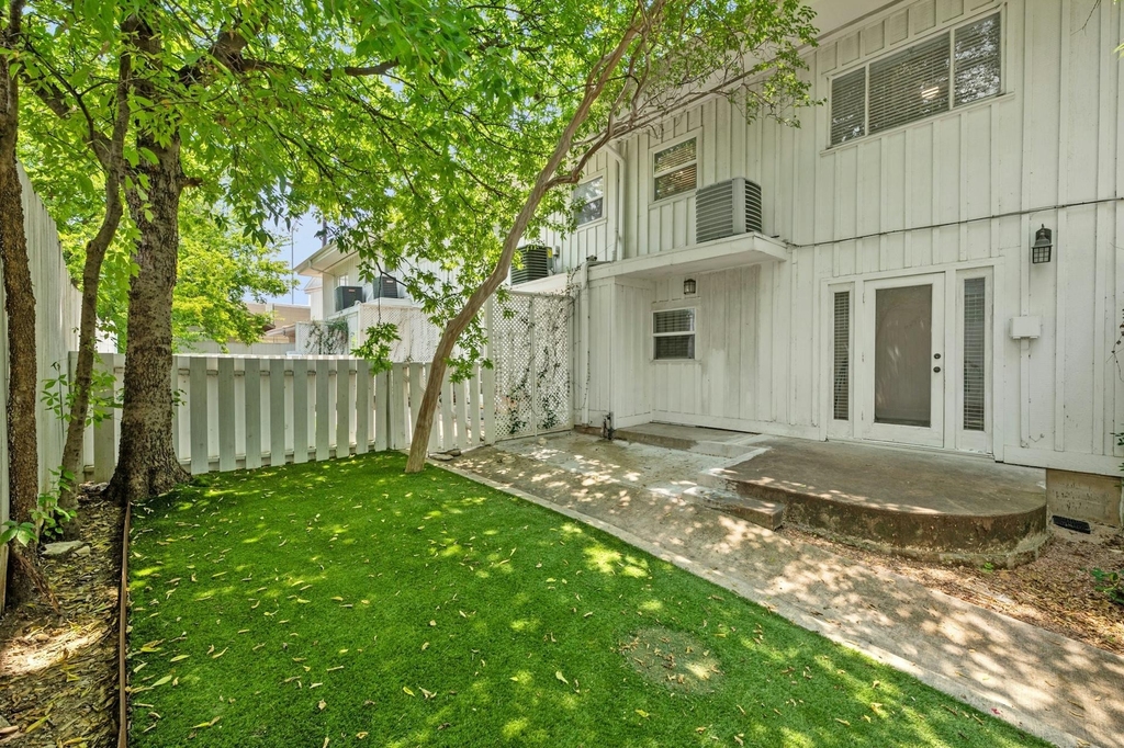 2401 Winsted Ln - Photo 19