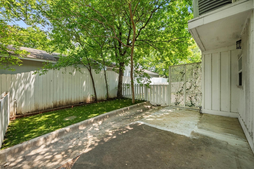 2401 Winsted Ln - Photo 20
