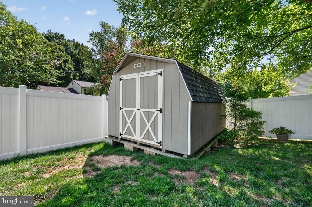 8805 Rosanne Court - Photo 39