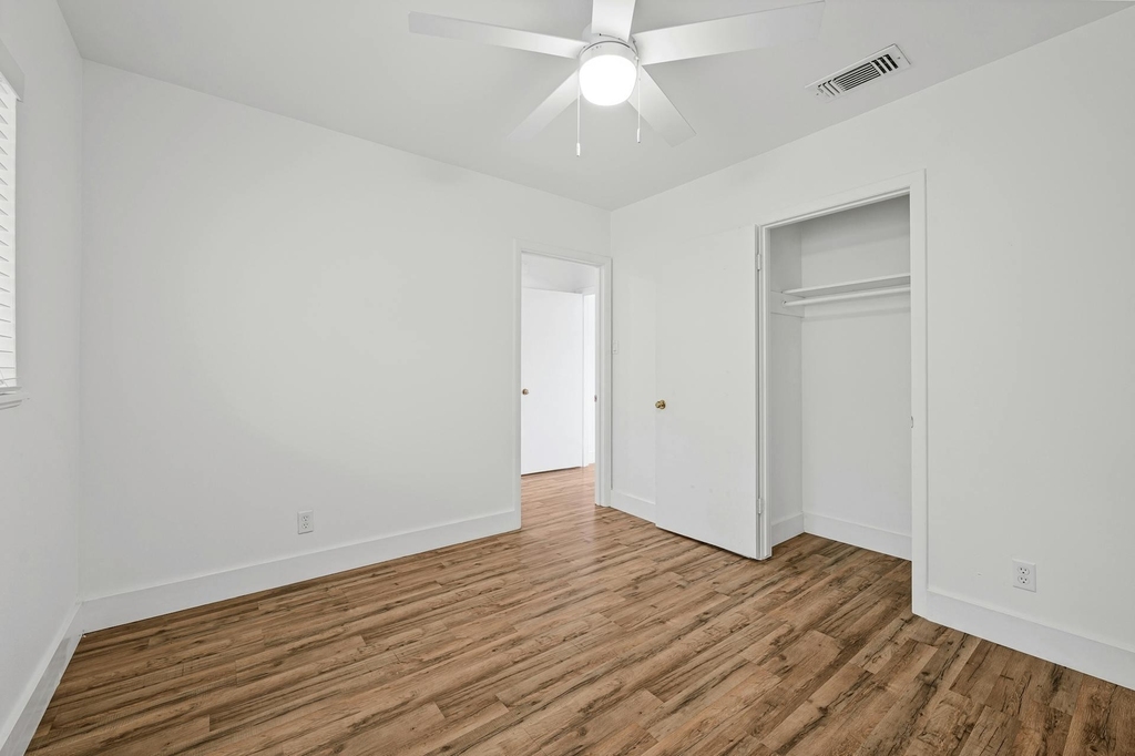 2401 Winsted Ln - Photo 18