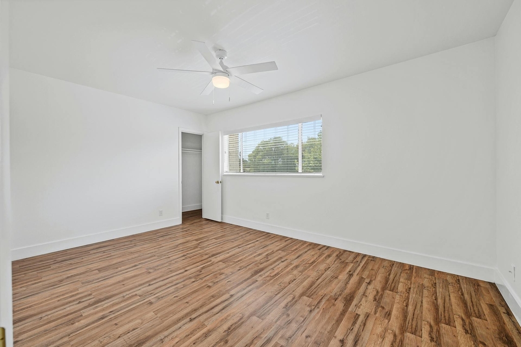 2401 Winsted Ln - Photo 15