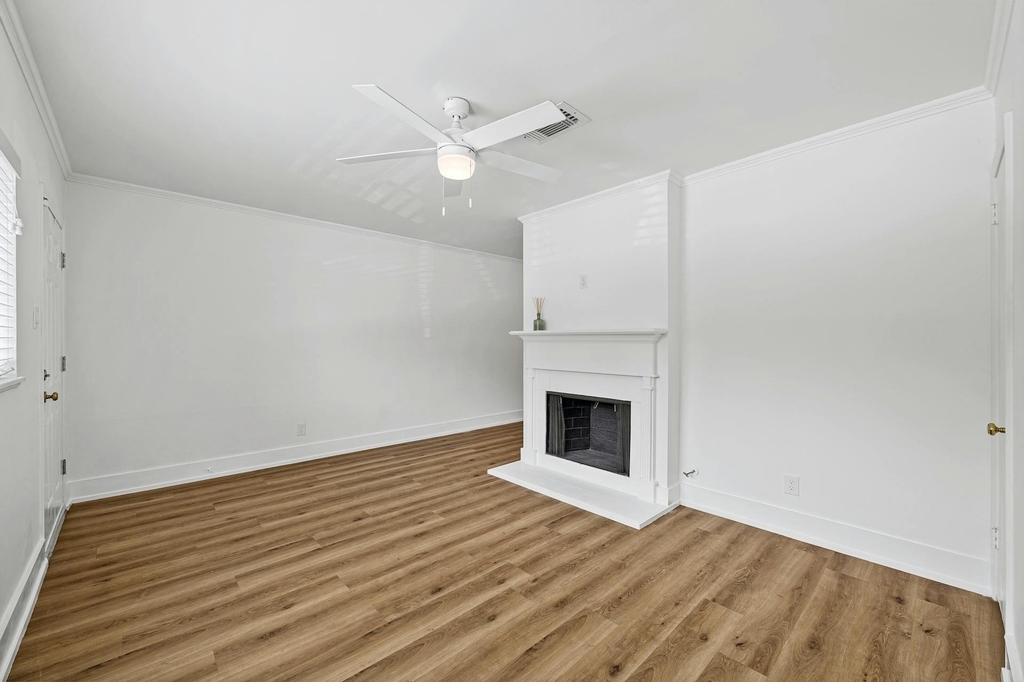 2401 Winsted Ln - Photo 4