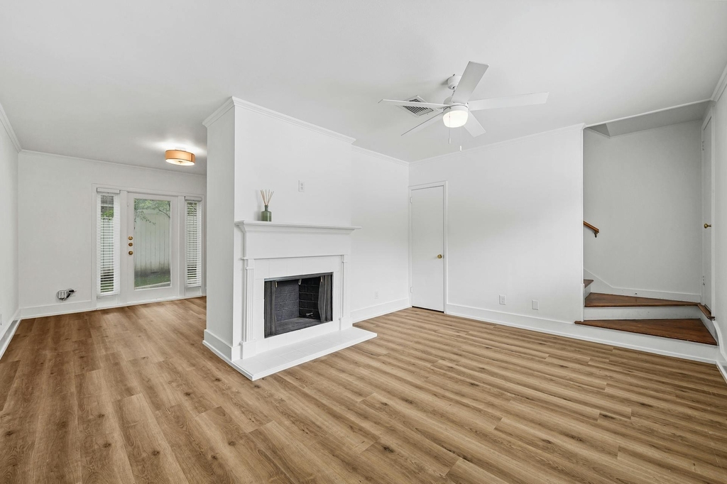 2401 Winsted Ln - Photo 2