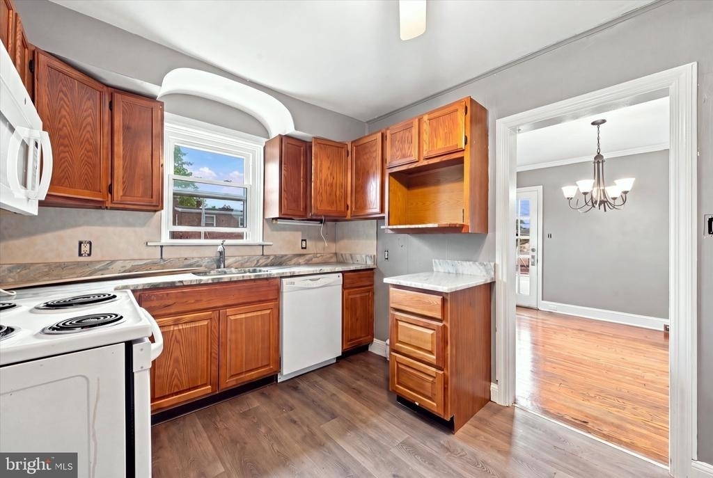 309 W 38th Street - Photo 6