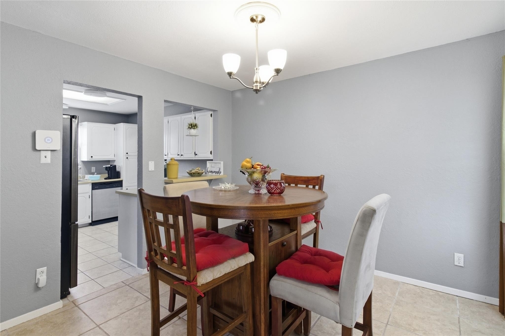 2410 Buttercup Cir - Photo 1