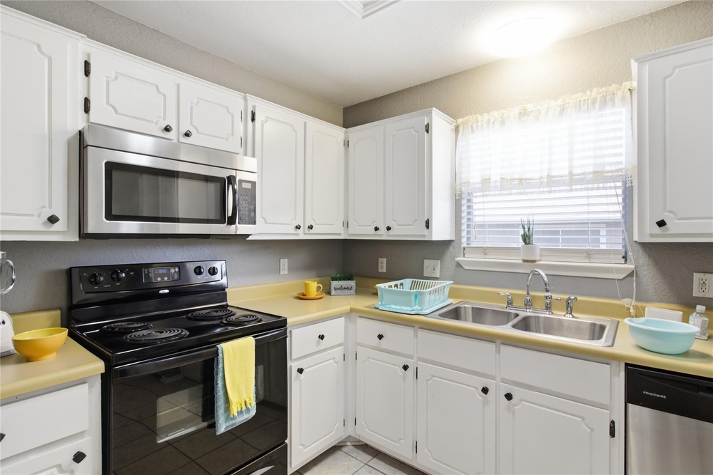 2410 Buttercup Cir - Photo 7