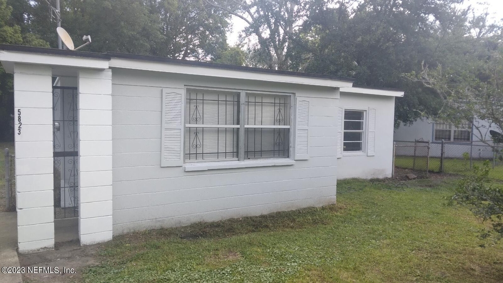 5823 Iris Boulevard - Photo 1