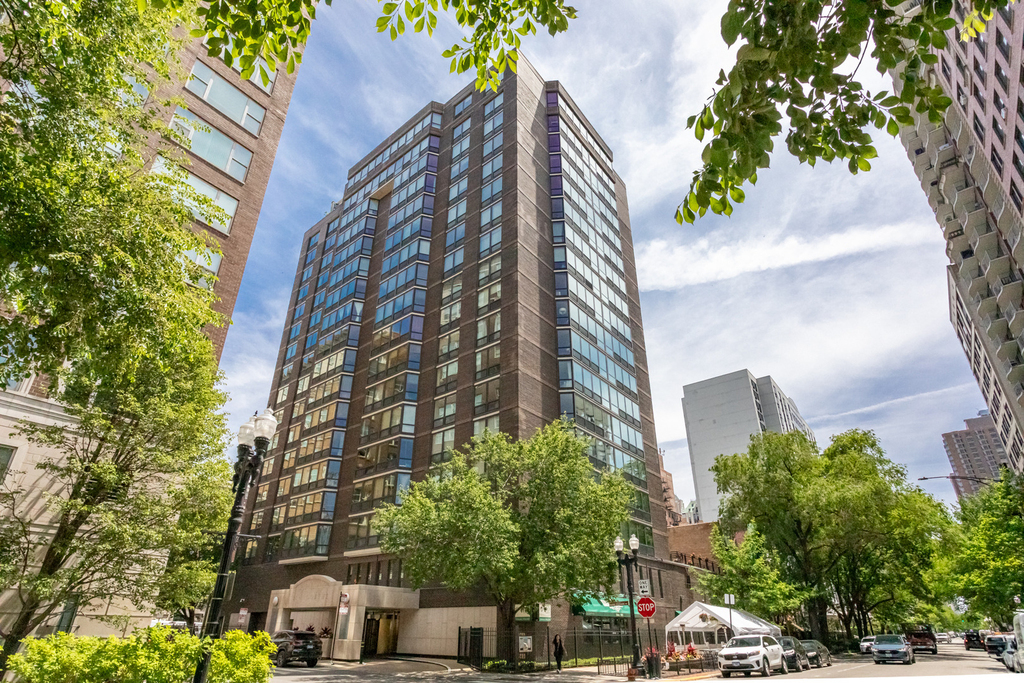 21 W Goethe Street - Photo 0