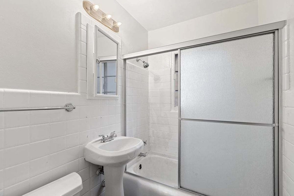 1539 Monroe Avenue - Photo 7