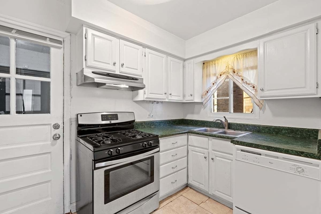 1539 Monroe Avenue - Photo 5